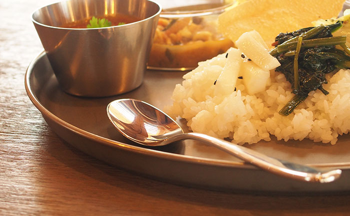 【頑張って送料無料！】燕三条製 至福のカレースプーン カレースプーンの最高峰。感動のすくいやすさと食べやすさ。カトラリーの聖地、燕の職人技でカレーの食感が見違えます！